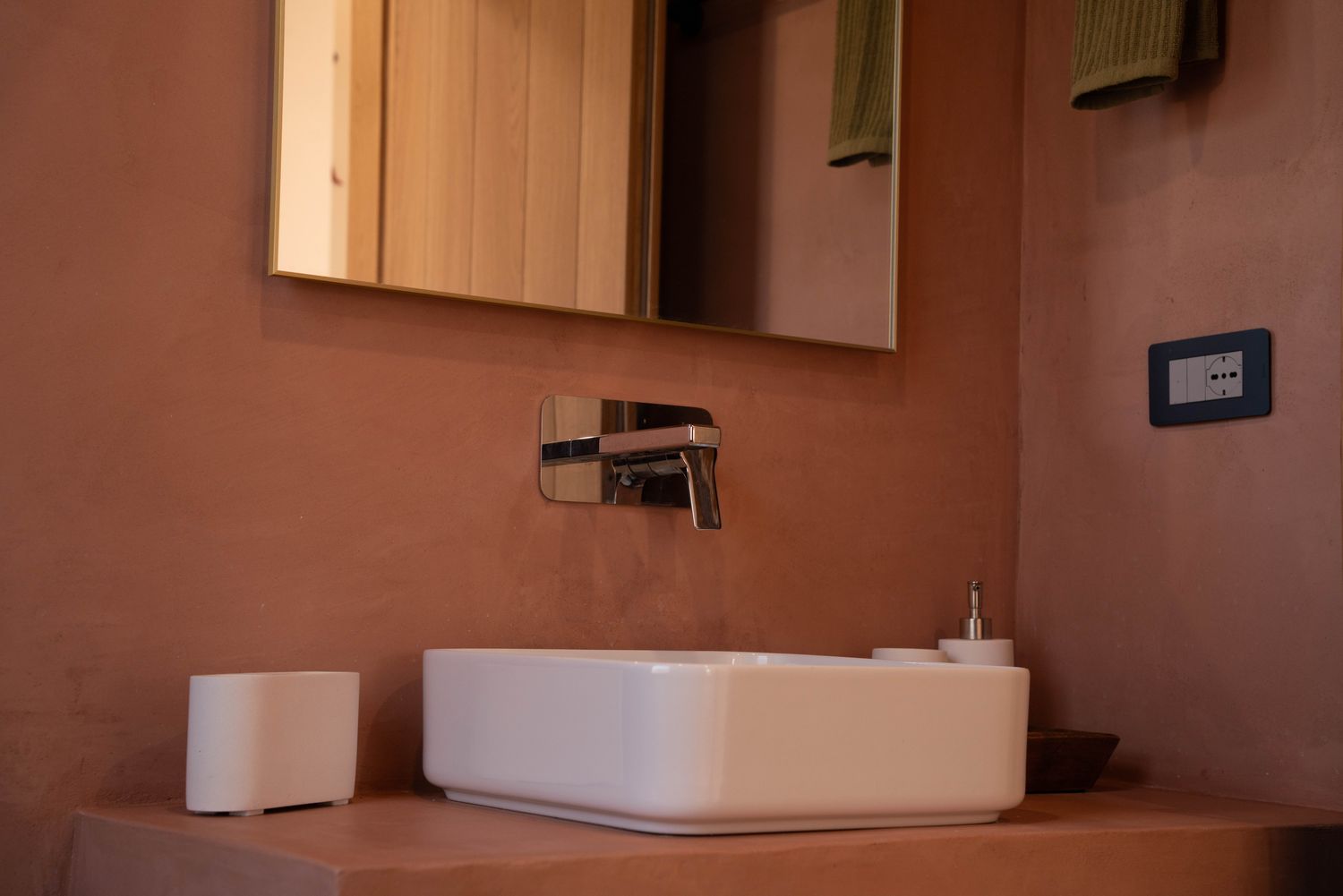 Salle de bain — enduit terre cuite et vasque blanche