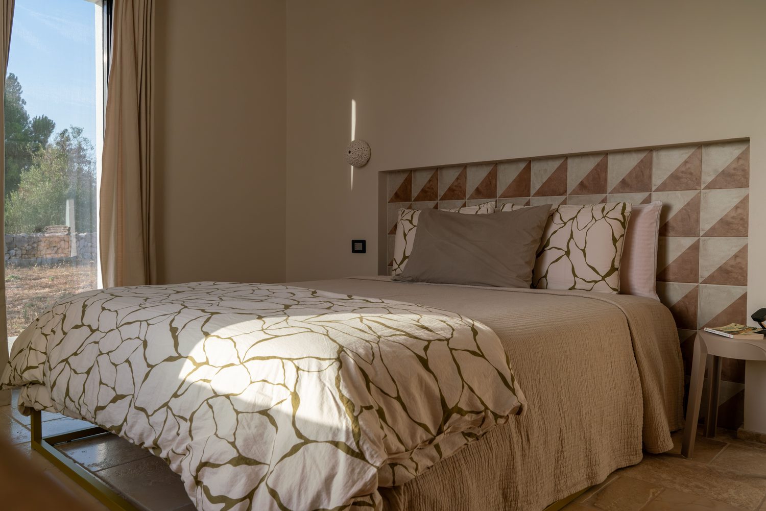 Chambre — tête de lit géométrique en carreaux de terre cuite